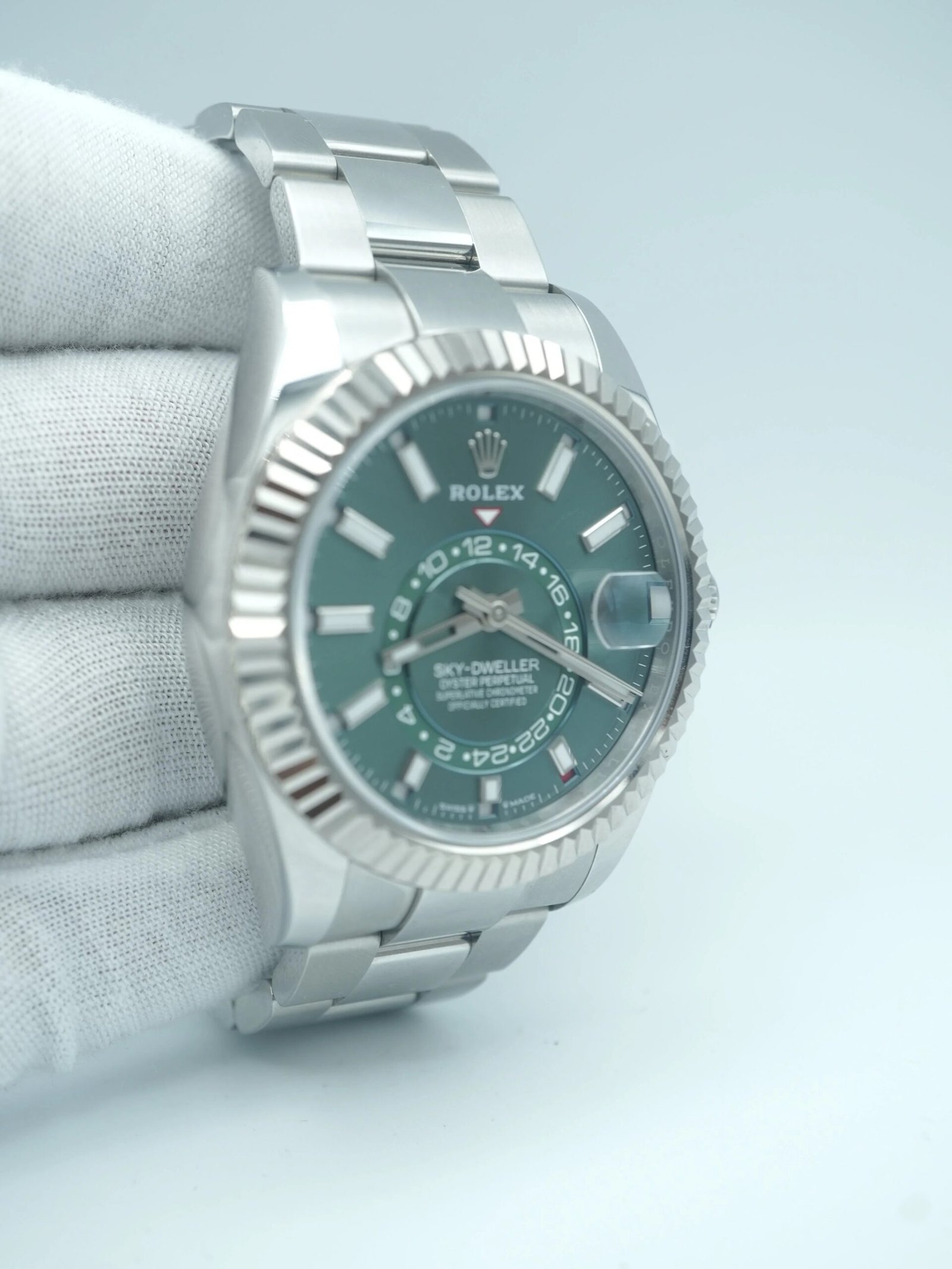 Rolex Sky-Dweller 42 mm / Gold Green Dial - Image 3