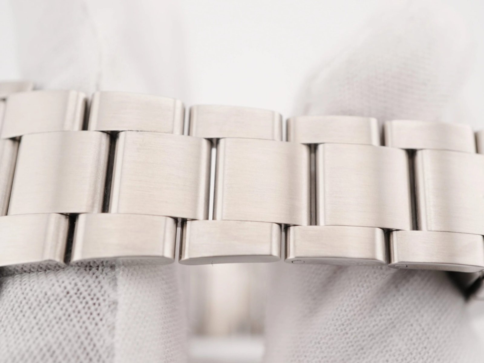Rolex Oyster Perpetual 39 mm / Dark Rhodium – Oyster - Image 5