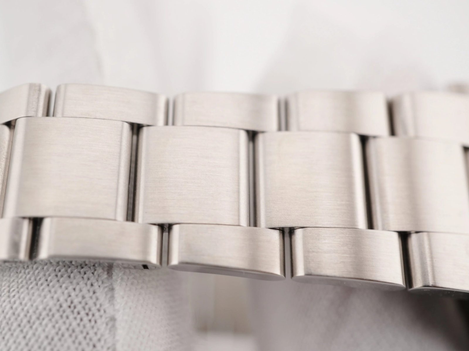 Rolex Oyster Perpetual 39 mm / Dark Rhodium – Oyster - Image 6